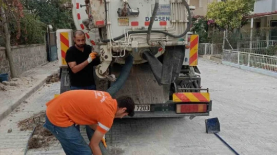 Kuşadası Belediyesi'nden su taşkınlarına karşı aralıksız mesai