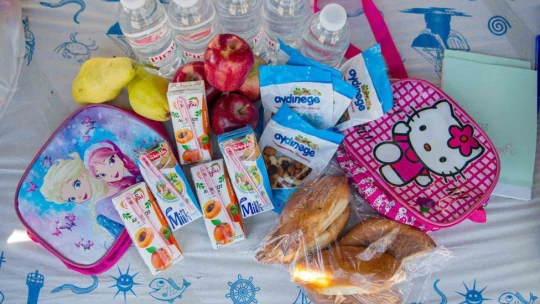 Kuşadası Belediyesi'nin beslenme çantası desteği başladı