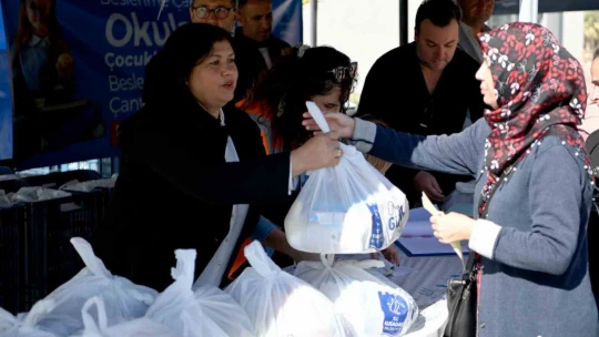 Kuşadası Belediyesi'nin beslenme çantası desteği başladı