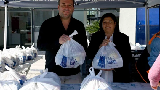 Kuşadası Belediyesi'nin beslenme çantası desteği başladı