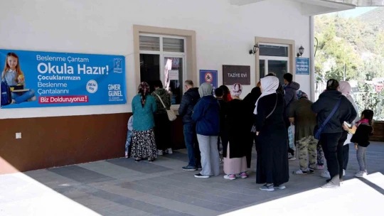 Kuşadası Belediyesi'nin beslenme çantası desteği başladı