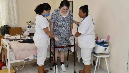 Kuşadası Belediyesi'nin Evde Bakım Birimi vatandaşları yalnız bırakmıyor