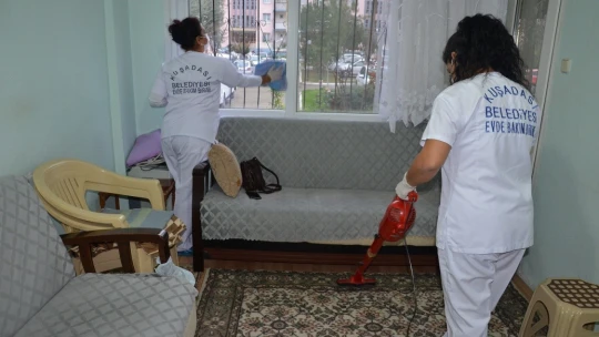 Kuşadası Belediyesi'nin Evde Bakım Birimi vatandaşları yalnız bırakmıyor