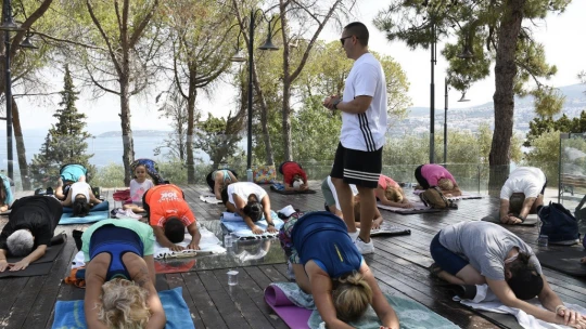 Kuşadası Belediyesi'nin sabah sporu etkinlikleri yoğun ilgi görüyor