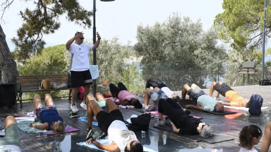 Kuşadası Belediyesi'nin sabah sporu etkinlikleri yoğun ilgi görüyor