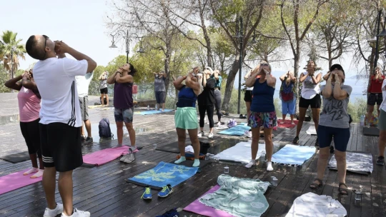 Kuşadası Belediyesi'nin sabah sporu etkinlikleri yoğun ilgi görüyor