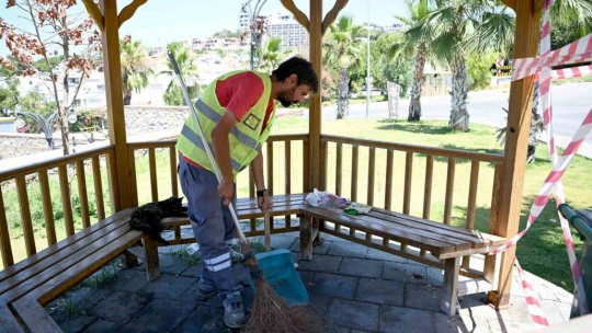 Kuşadası Belediyesi'nin temizlik çalışanlarından çevreye duyarlılık çağrısı