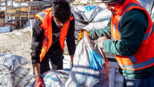 Kuşadası Belediyesi'nin yakacak yardımı başladı