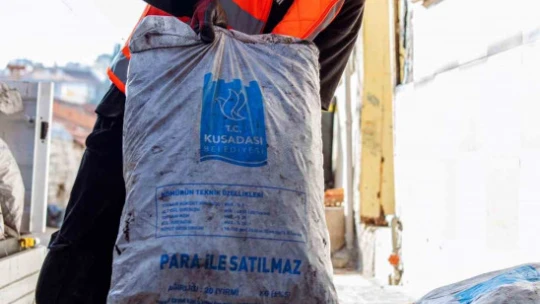 Kuşadası Belediyesi'nin yakacak yardımı başladı