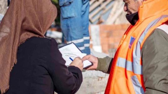 Kuşadası Belediyesi'nin yakacak yardımı başladı