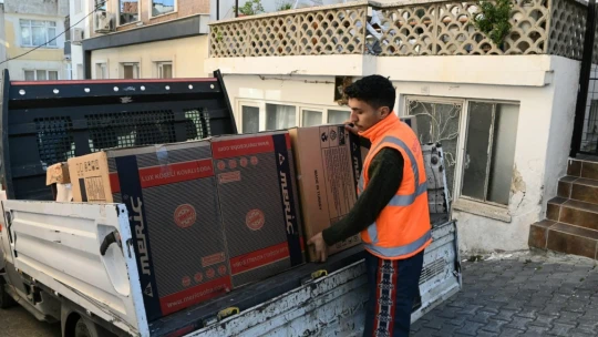 Kuşadası Belediyesi'nin yakacak ve soba desteği devam ediyor