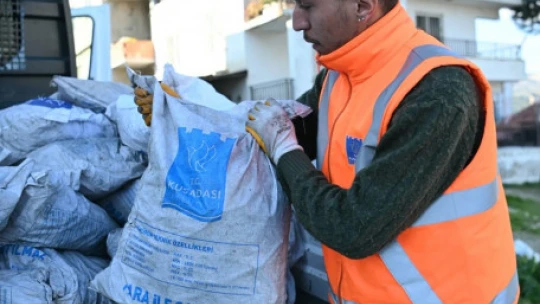 Kuşadası Belediyesi'nin yakacak ve soba desteği devam ediyor