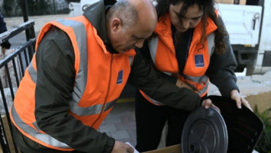 Kuşadası Belediyesi'nin yakacak ve soba desteği devam ediyor