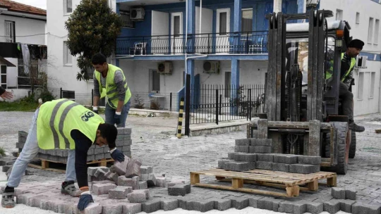 Kuşadası Belediyesi'nin yol mesaisi sürüyor