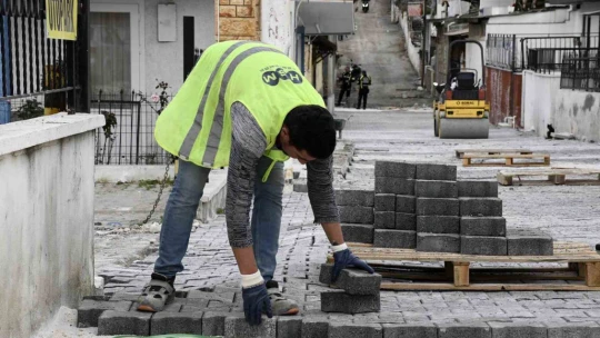 Kuşadası Belediyesi'nin yol mesaisi sürüyor