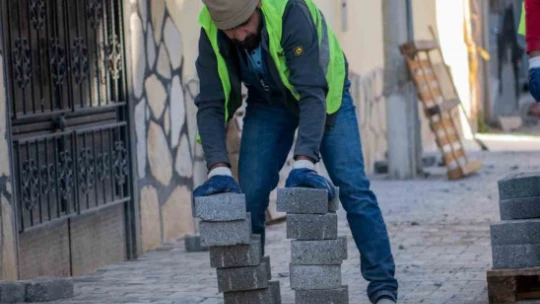 Kuşadası Belediyesi'nin yol mesaisi sürüyor