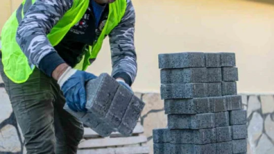 Kuşadası Belediyesi'nin yol mesaisi sürüyor