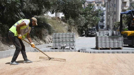 Kuşadası Belediyesi'nin yol yapım çalışmaları sürüyor