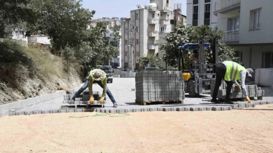 Kuşadası Belediyesi'nin yol yapım çalışmaları sürüyor