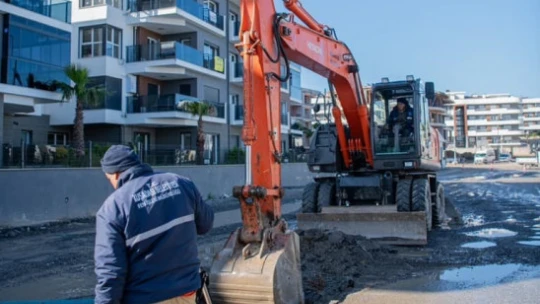 Kuşadası Belediyesi okul yollarında çalışma başlattı