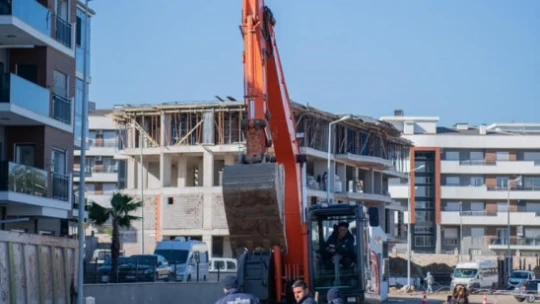 Kuşadası Belediyesi okul yollarında çalışma başlattı