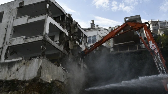 Kuşadası Belediyesi riskli yapılara geçit vermiyor