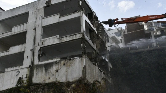 Kuşadası Belediyesi riskli yapılara geçit vermiyor