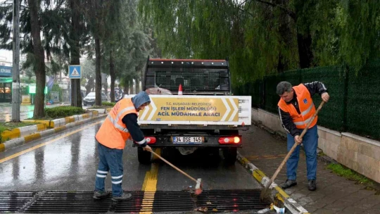 Kuşadası Belediyesi tüm ekipleri ile sahada