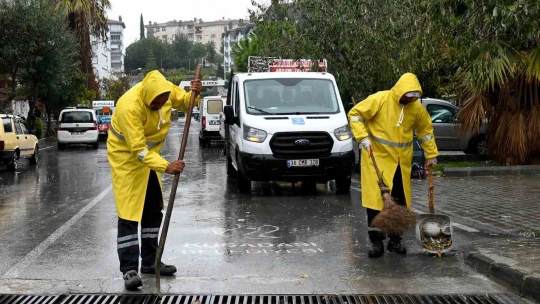 Kuşadası Belediyesi tüm ekipleri ile sahada