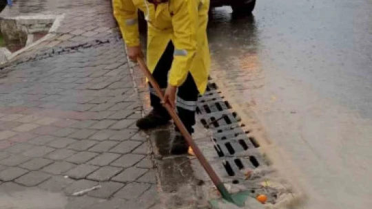 Kuşadası Belediyesi tüm ekipleri ile sahada