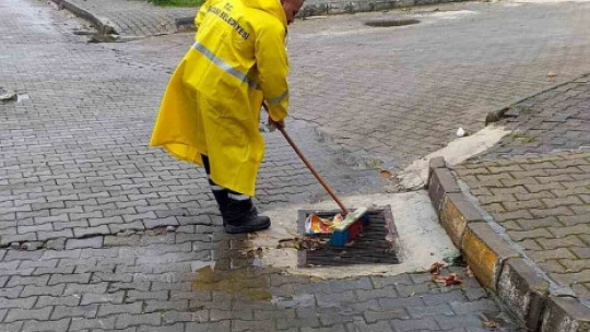 Kuşadası Belediyesi tüm ekipleri ile sahada