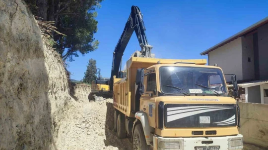 Kuşadası Belediyesi yol yapım çalışmalarına devam ediyor