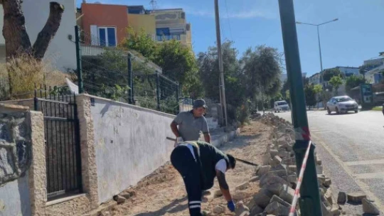 Kuşadası Belediyesi yol yapım çalışmalarına devam ediyor