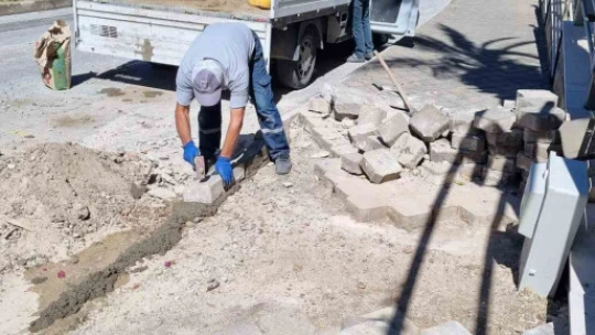 Kuşadası Belediyesi yol yapım çalışmalarına devam ediyor