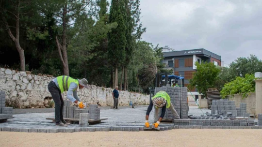 Kuşadası Belediyesi yol yapım çalışmalarına devam ediyor