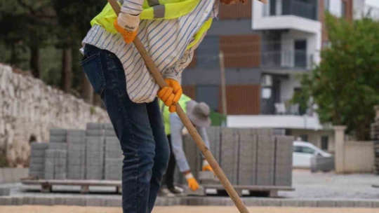 Kuşadası Belediyesi yol yapım çalışmalarına devam ediyor