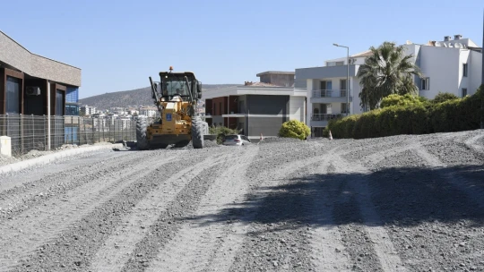 Kuşadası Belediyesi yol yapım çalışmalarını sürdürüyor