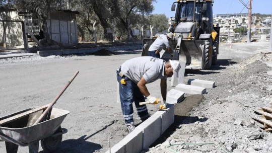 Kuşadası Belediyesi yol yapım çalışmalarını sürdürüyor