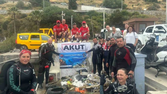 Kuşadası denizinde dip temizliği yapıldı