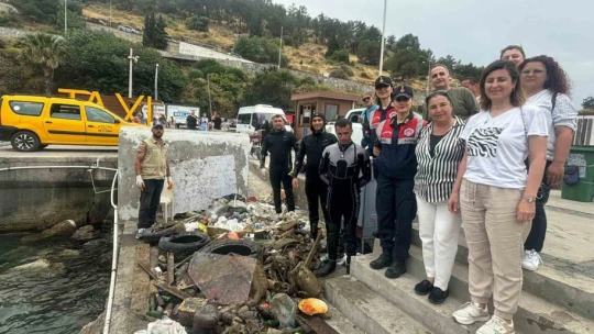 Kuşadası denizinde dip temizliği yapıldı