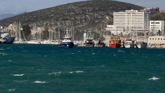 Kuşadası hafta sonu yazı, hafta içi kışı yaşadı