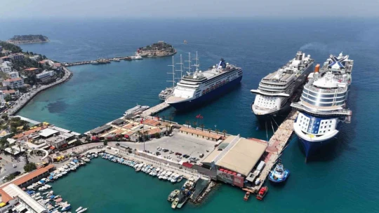 Kuşadası'na 3 kruvaziyerle 7 bin 892 turist geldi