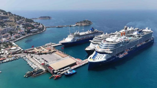 Kuşadası'na 3 kruvaziyerle 7 bin 892 turist geldi