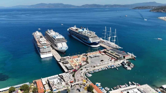 Kuşadası'na aynı anda 5 kruvaziyer demirledi