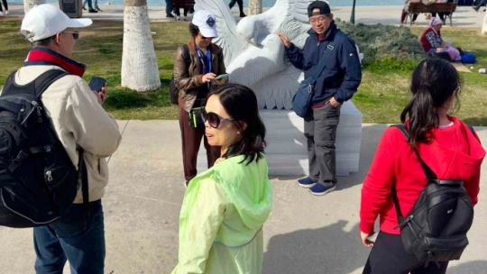 Kuşadası'na gelen turistler sahildeki sanat eserlerini beğendi