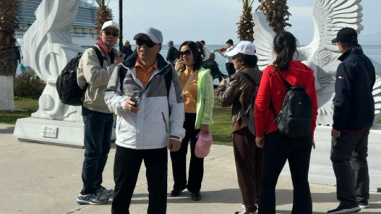 Kuşadası'na gelen turistler sahildeki sanat eserlerini beğendi