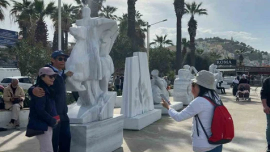 Kuşadası'na gelen turistler sahildeki sanat eserlerini beğendi