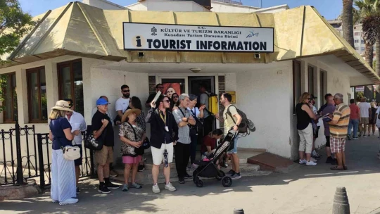 Kuşadası'na iki kruvaziyerle 6 bin 409 turist geldi