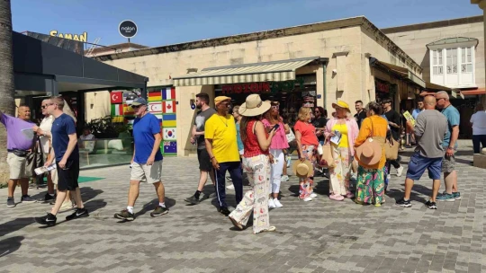 Kuşadası'na iki kruvaziyerle 6 bin 409 turist geldi