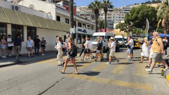 Kuşadası'na iki kruvaziyerle 6 bin 409 turist geldi